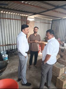 बैतूल।जिले के दबँग एसडीएम शैलेन्द्र बडोनिया जो अपनी ईमानदार कार्यशेली आमजनों की समस्याओ के त्वरित निराकरण व योजनाओं के ब्लाक मे सभी विभागों मे सक्रिय क्रियान्वन व जनप्रतिनिधियो पत्रकारों वरिष्ठ अधिकारियो की पसंद माने जाते है एसडीएम बडोनिया ने ग्राम बोरी के रेस्टोरेंट मे घरेलु सिलेडरो को जप्त कर खाद्य प्रदार्थो के सेम्पल् लिए बताया जाता हैदिनांक 19.02.2026 को जिला कलेक्टर बैतूल श्री नरेंद्र कुमार सूर्यवंशी के मार्गदर्शन में एवं जिला अभिहित अधिकारी खाद्य सुरक्षा प्रशासन बैतूल श्री शैलेंद्र बडोनिया के नेतृत्व में खाद्य एवं औषधि प्रशासन जिला बैतूल के खाद्य सुरक्षा अधिकारी श्रीमति शशि भारतीय, श्रीमति मीना कुमरे ,संदीप पाटिल एवं पुरुषोत्तम भंडुरिया के दल ने आमला शहरी क्षेत्र एवं बोरी खुर्द चौक में संचालित खाद्य प्रतिष्ठानों का औचक निरीक्षण किया। आमला शहरी क्षेत्र में सोनी किरण एवं बोरी खुर्द मे राधा रमन रेस्टोरेंट एवं पंचशील फैमिली रेस्टोरेंट से दाल, घी,समोसे ,बड़े,नमकीन, जलेबी, खाद्य पदार्थों के नमूने एकत्रित कर राज्य खाद्य परीक्षण प्रयोगशाला भोपाल भेजे गए खाद्य प्रतिष्ठानों में साफ सफाई रखने के निर्देश दिए गए भविष्य में सफाई नहीं रखने पर पंजीयन निरस्त करने के सख्त निर्देश दिए। राधा रमन होटल बोरी, दीपेंद्र स्वीट्स बोरी पंचशील होटल बोरी पर घरेलू सिलेंडर पाए जाने से तीनों प्रतिष्ठानों से एक-एक सिलेंडर जप्त किया। सभी दुकानदारों को साफ सफाई एवं स्वछता बनाये रखने के निर्देश दिए।